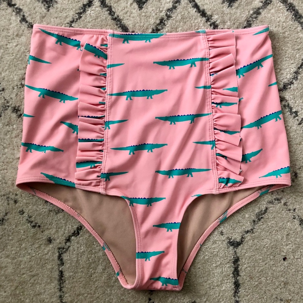 ❌🚫SOLD🚫❌  🐊 Alligators: Front Ruffled Bottoms.